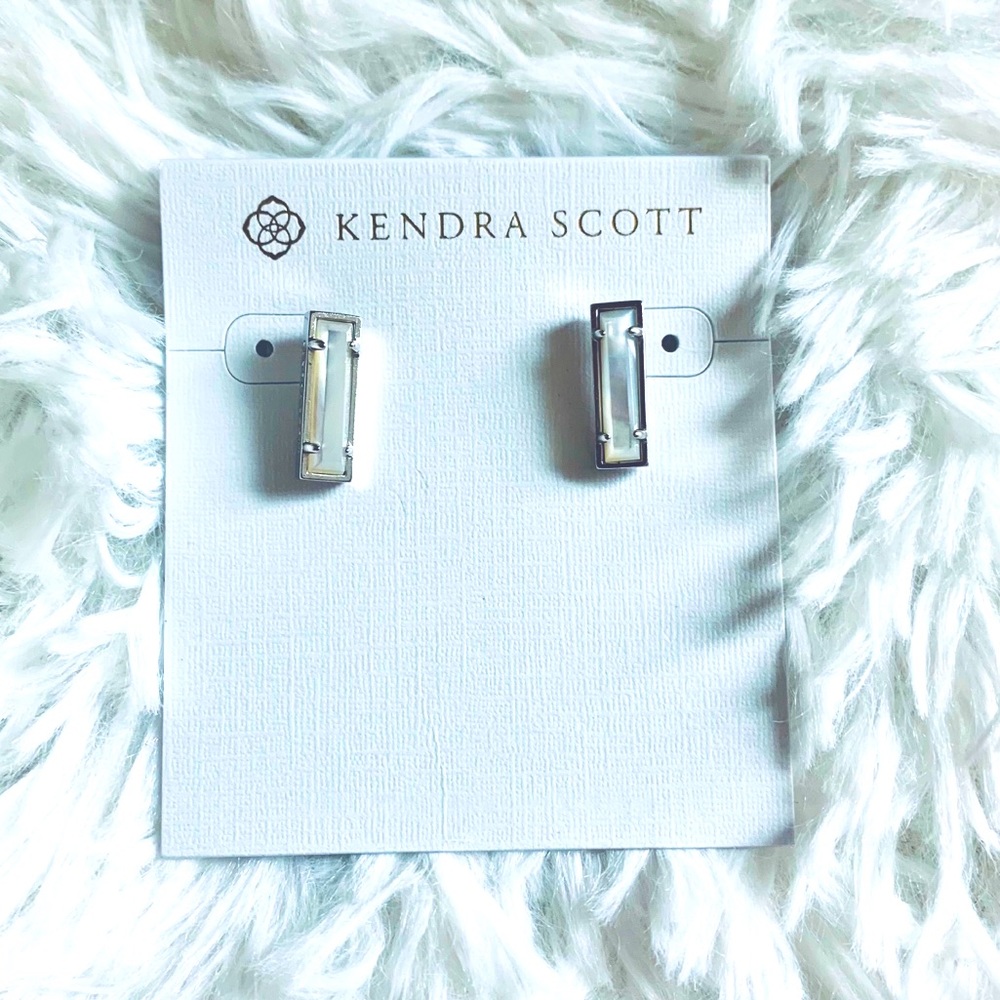 ✨STUNNING KENDRA SCOTT LADY EARRINGS MOP SILVER ✨